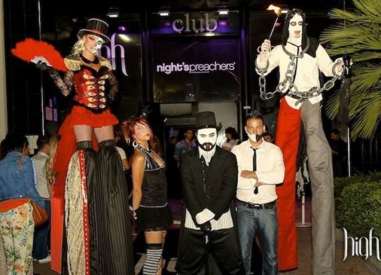 L'art de la déambulation : échassiers et artistes mobiles pour accueillir vos invités Evénement Clubbing - Eklabul