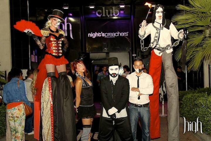 L'art de la déambulation : échassiers et artistes mobiles pour accueillir vos invités