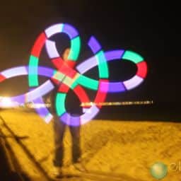Lumières et branding : personnaliser un spectacle de jonglerie lumineuse avec votre logo