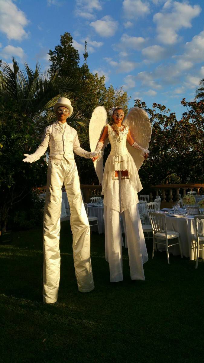 STILTWALKERS AND GIANT BUBBLES