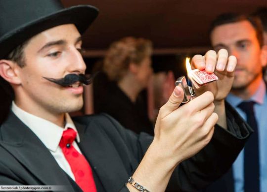 Boostez votre team building avec un spectacle de magie interactif Magie Close-Up - Eklabul Evenements