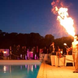 Créer un moment mémorable : les cracheurs de feu lors de votre gala d'entreprise