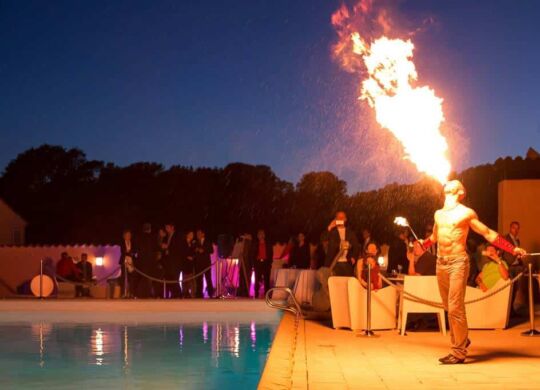Créer un moment mémorable : les cracheurs de feu lors de votre gala d'entreprise Cracheur Feu - Eklabul Evenements