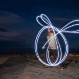 Comment une soirée de jonglerie lumineuse peut éclairer votre événement associatif ?