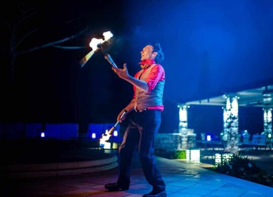 L'impact d'un maître de cérémonie sur le succès de votre conférence Jongleur Danseur Feu - Eklabul Evenements
