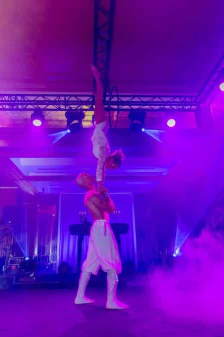 Lever de rideau sur votre événement d'entreprise : choisir le spectacle parfait Soirée MAPIC Majectic Cannes - Eklabul Evenements
