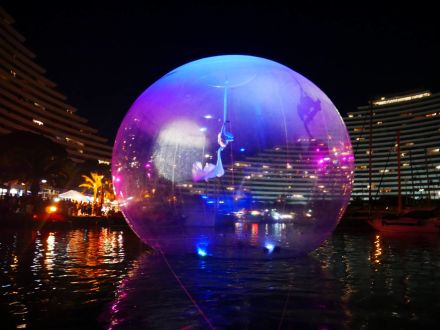 AtmO²sphere bubble on water
