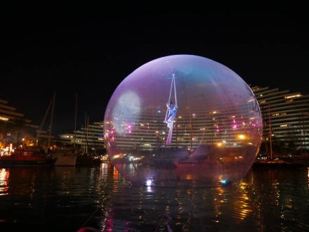 AtmO²sphere bubble on water