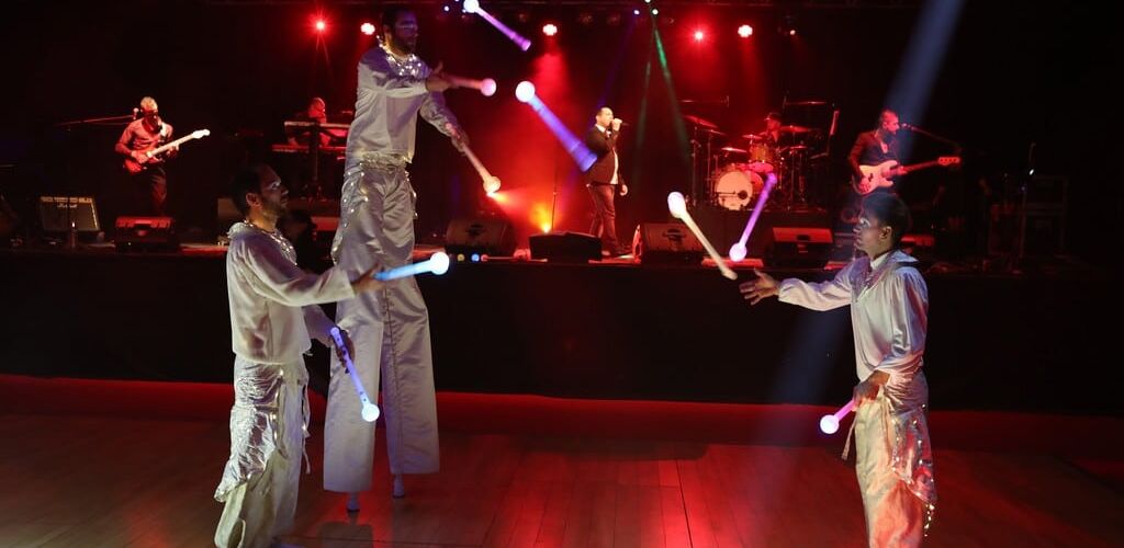 Cracheurs de feu et jongleurs : une soirée à thème feu pour votre ville Jongleurs lumineux 20 - Eklabul Evénements