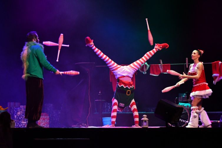 New : Le Costume du Père Noël à 3 artistes
