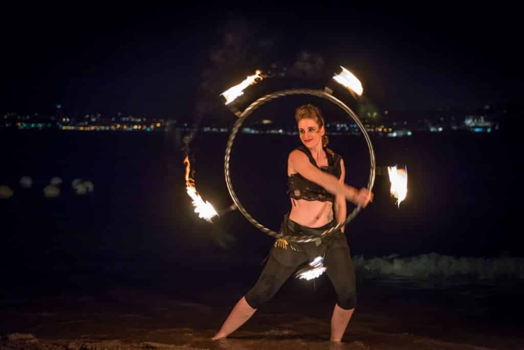 Feu et artifice : jongleurs de feu et spectacle pyrotechnique.