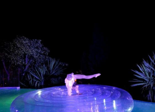 Soirée d'anniversaire sur les hauteurs de Villefranche sur mer Manon contorsion plateforme 09 - Eklabul evenements