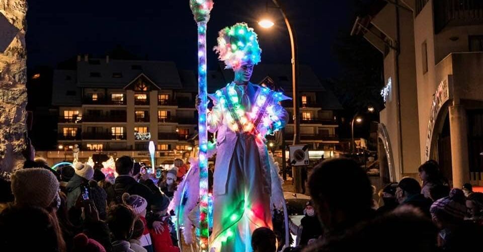 Pourquoi intégrer des spectacles de cirque dans le milieu culturel moderne ? Parades de Noël - décembre 2021 - Eklabul evenements_9