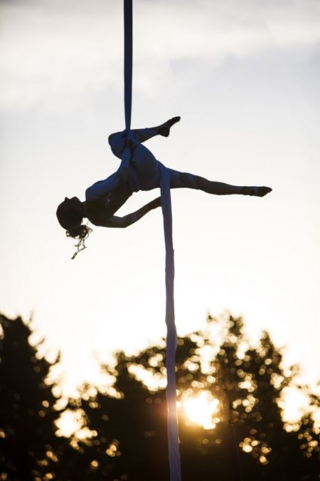 Comment sublimer votre événement avec des acrobates aériens ?