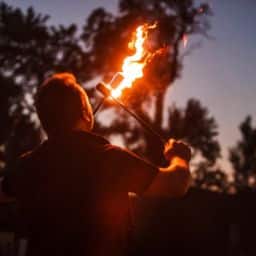 Lumières et feux : jonglerie lumineuse rencontre cracheurs de feu