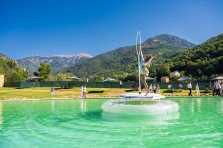 Des artistes flottants pour une réception au bord de l'eau mémorable