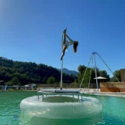 Des artistes flottants pour une réception au bord de l'eau mémorable