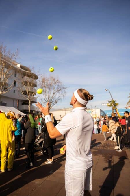 Un carnaval inoubliable pour la ville grâce à des artistes de rue uniques