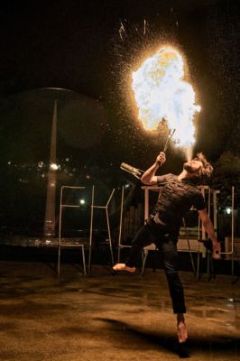 Des soirées d'entreprise magiques : échassiers et cracheurs de feu comme outil de communication