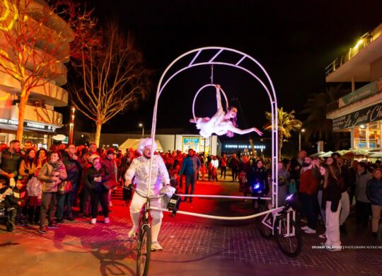 Acrobaties sur vélo : le numéro qui surprend vos invités Velo-Aerien-web-6-