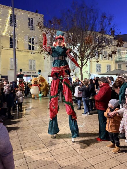 ÉCHASSIER CIRQUE : L'ART DES ÉCHASSES