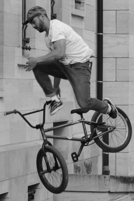 Acrobaties sur vélo : le numéro qui surprend vos invités acrobaties sur vélo
