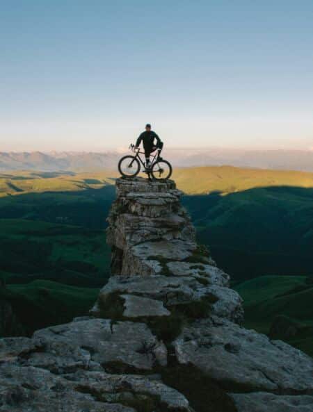 Acrobaties sur vélo : le numéro qui surprend vos invités acrobaties sur vélo